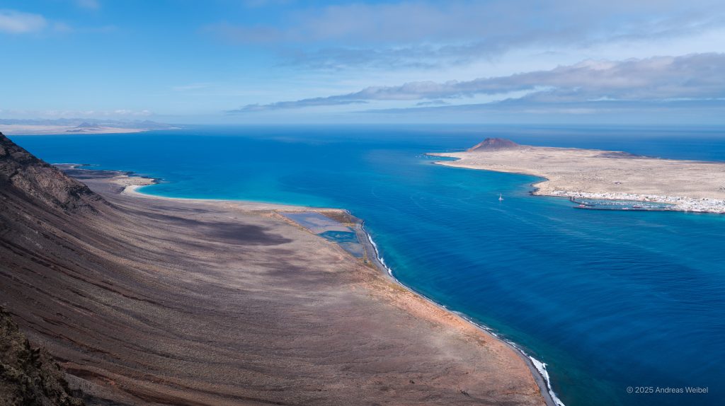 El Río, the passage between Famara cliffs and the island of La Graciosa.